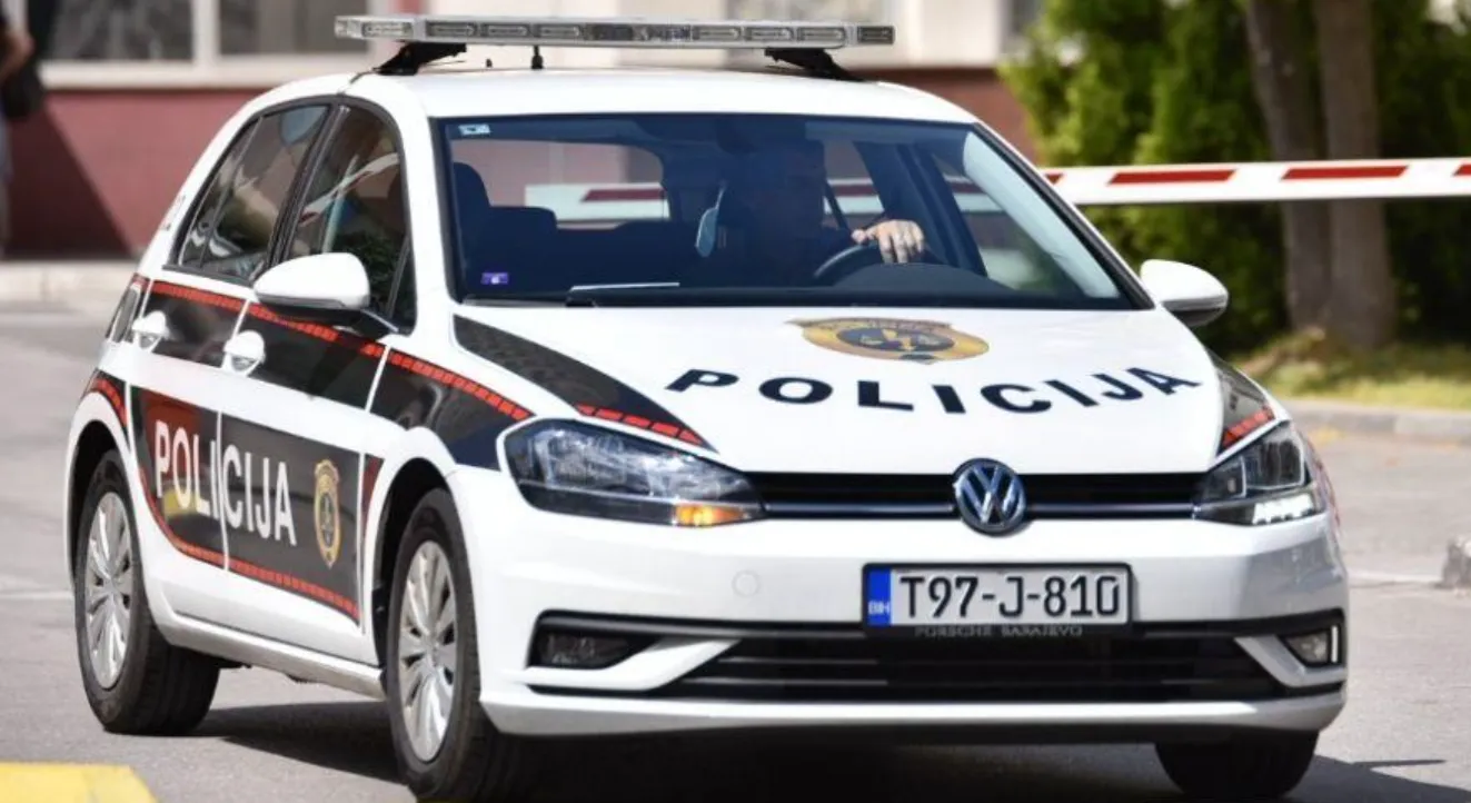 Sarajevo: Sudar dva automobila na Čengić Vili, dvije osobe prevezene na KCUS