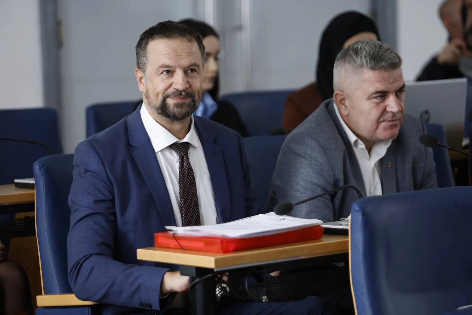 Trojka penzionerima: Naš budžetski džep smo ispraznili, provjerite ima li šta u vašem penzionerskom da uzmemo, treba za kampanje
