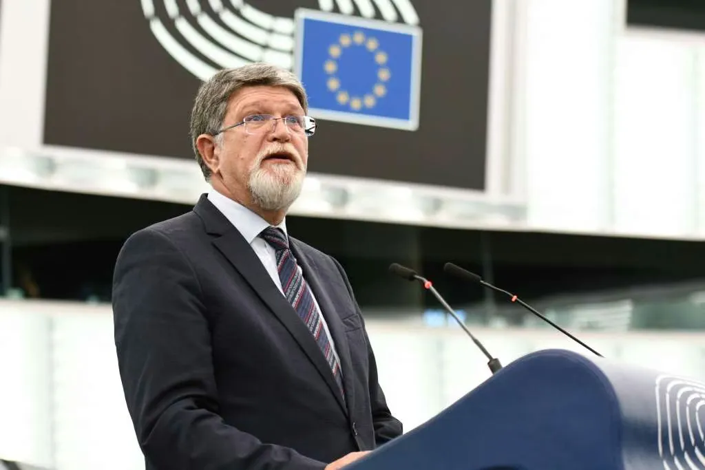 Picula oštro napao Vučića u EP-u: Jednog ratnog zločinca ispratio s državnim počastima, s drugim dogovorio predizborni savez