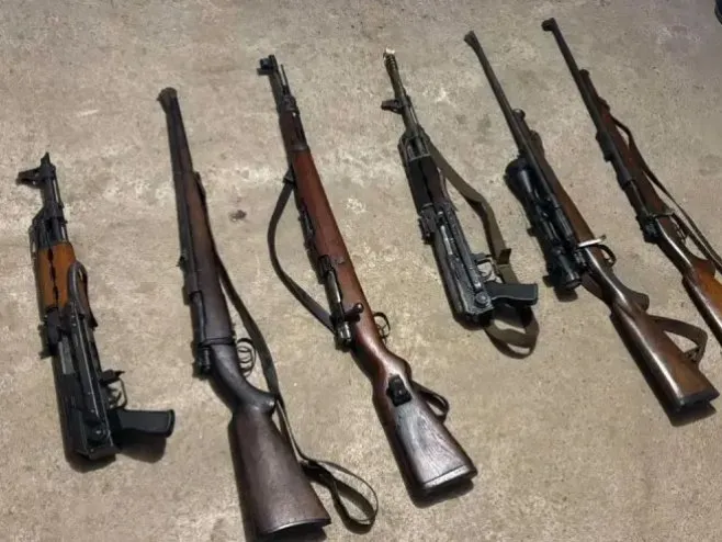 Bosanska Gradiška: MUP Rs uhapsio više osoba, oduzeto brojno naoružanje, puške, snajperi...