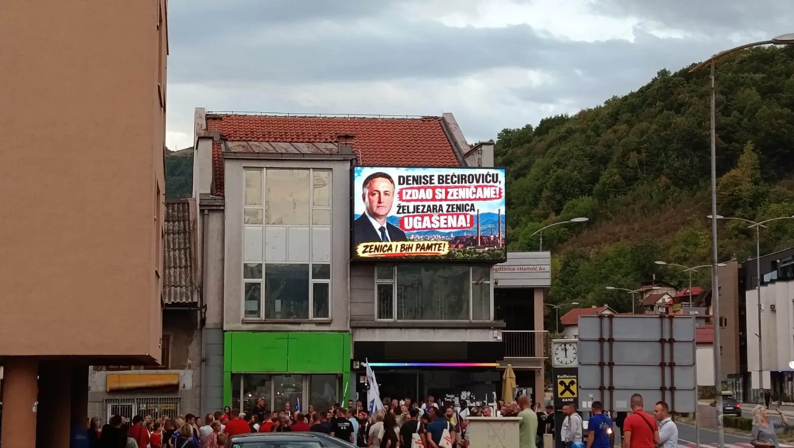 Neugodan 'doček' za Bećirovića: Izdao si Zeničane, Željezara je ugašena, a Zenica i BiH pamte!