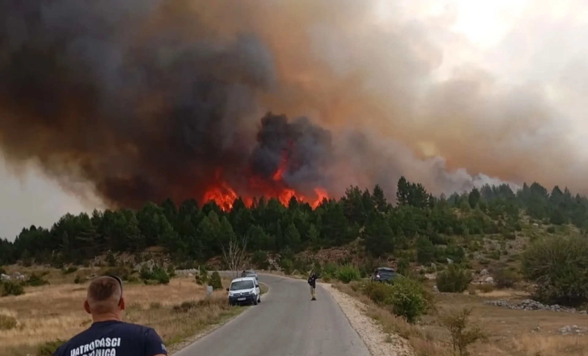 Veliki požar prijeti kućama na Blidinju, vatru gase i kanaderi iz Hrvatske