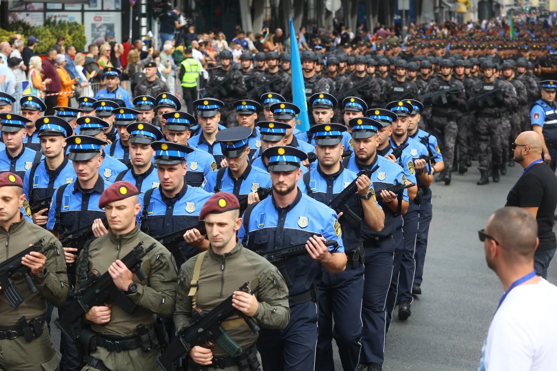 Policijski defile za izbornu kampanju Trojke ali bez helikoptera MUP KS koji je još u Pragu