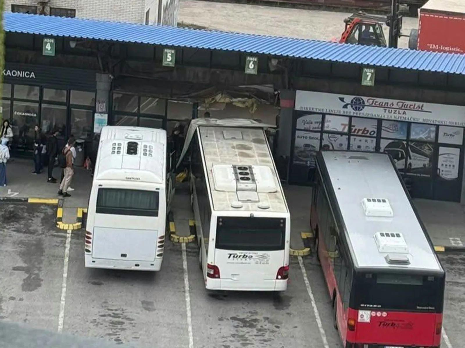 Živinice: Autobus se zabio u autobusku stanicu, dvije osobe upućene na UKC Tuzla