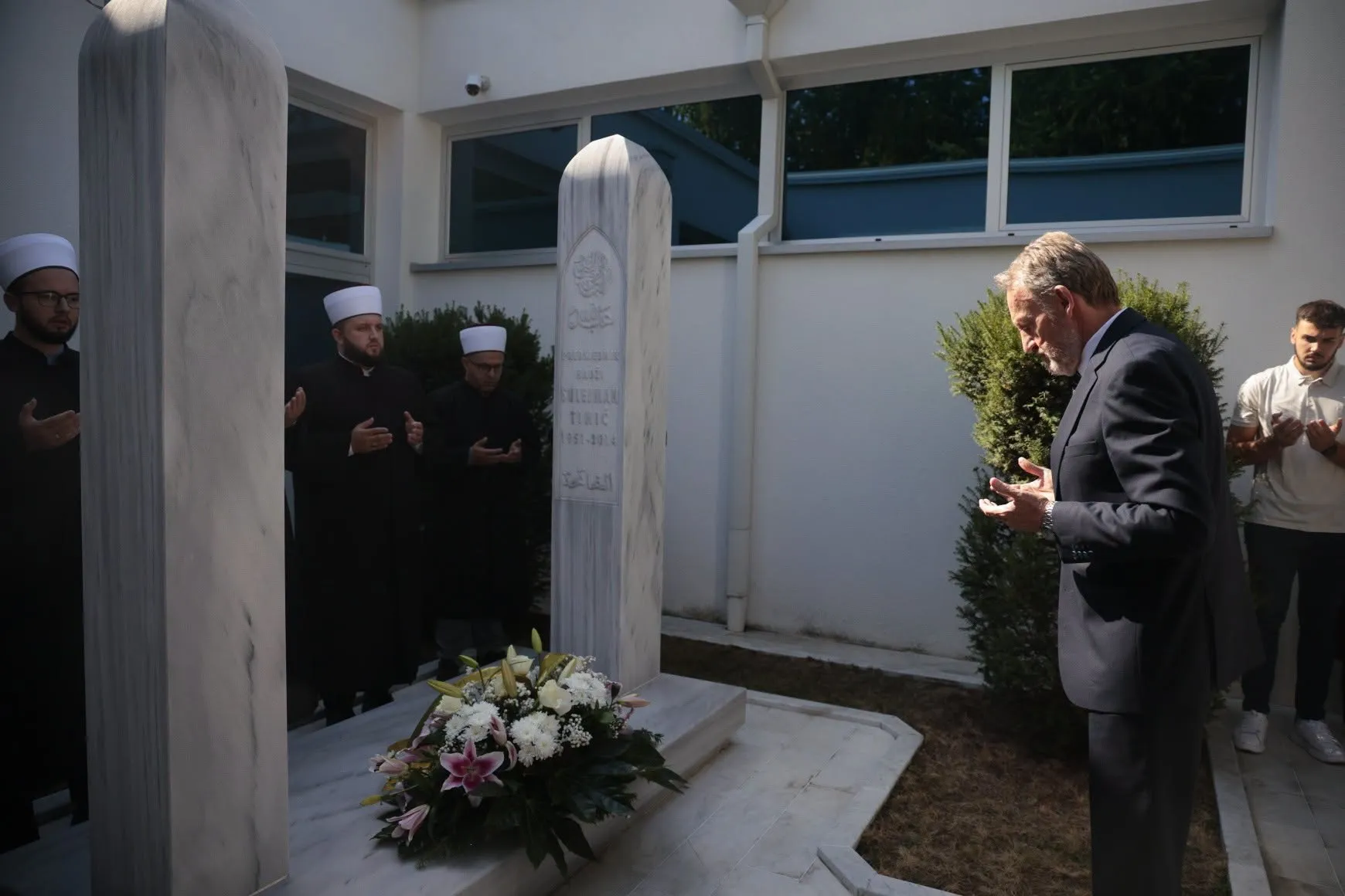 Izetbegović obišao mezar bivšeg predsjednika SDA Sulejmana Tihića: Nosio je ozbiljnu odgovornost, ali ostao smiren i čovjek dijaloga