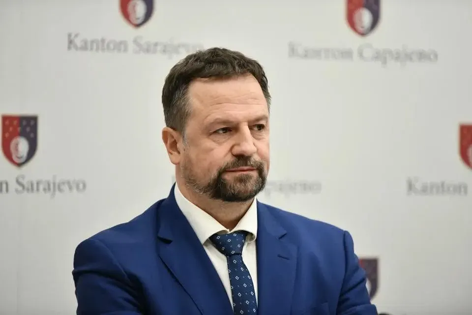 Novi skandal u školstvu: Roditelj smije vidjeti svoje dijete, ali samo ako direktor odobri fotografiju!
