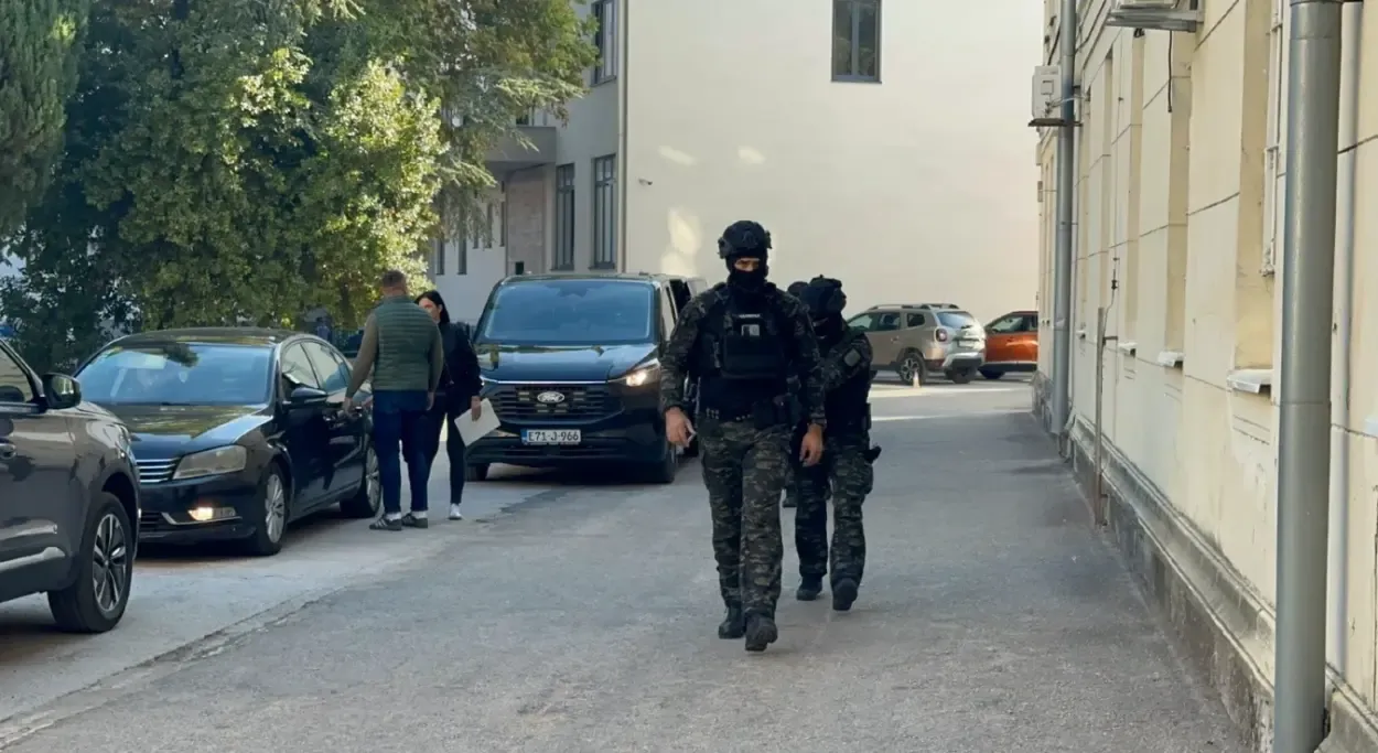 MUP RS hapsi dilere po Trebinju, pretresa prostorije, oduzima drogu