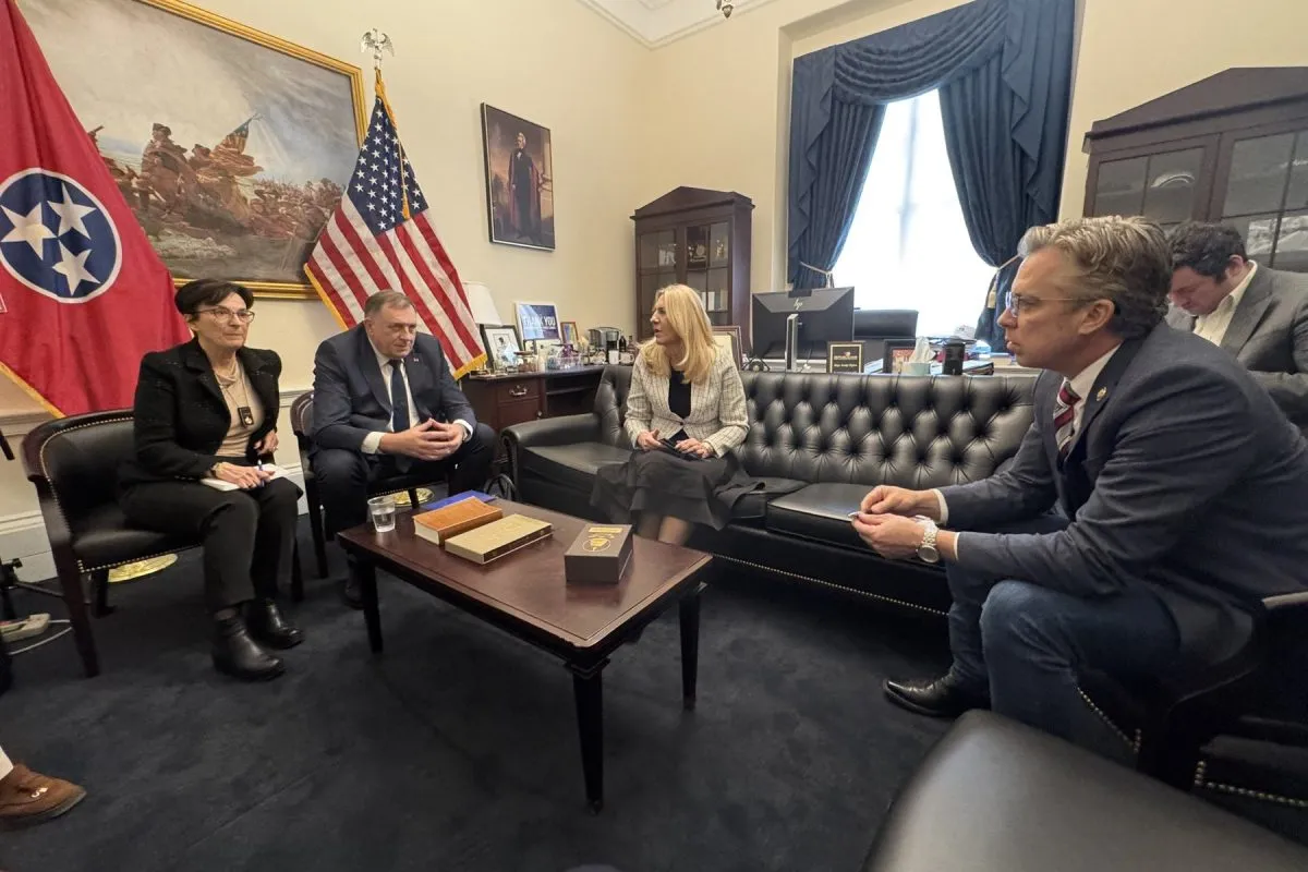 CBS News: Demokrate kritikuju Trumpovu administraciju zbog ukidanja sankcija Dodiku