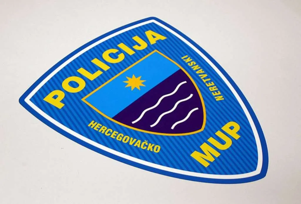 Mostar: Kroz prozor automobila odbacio 13 paketića marihuane pa policiji predao tegle s drogom