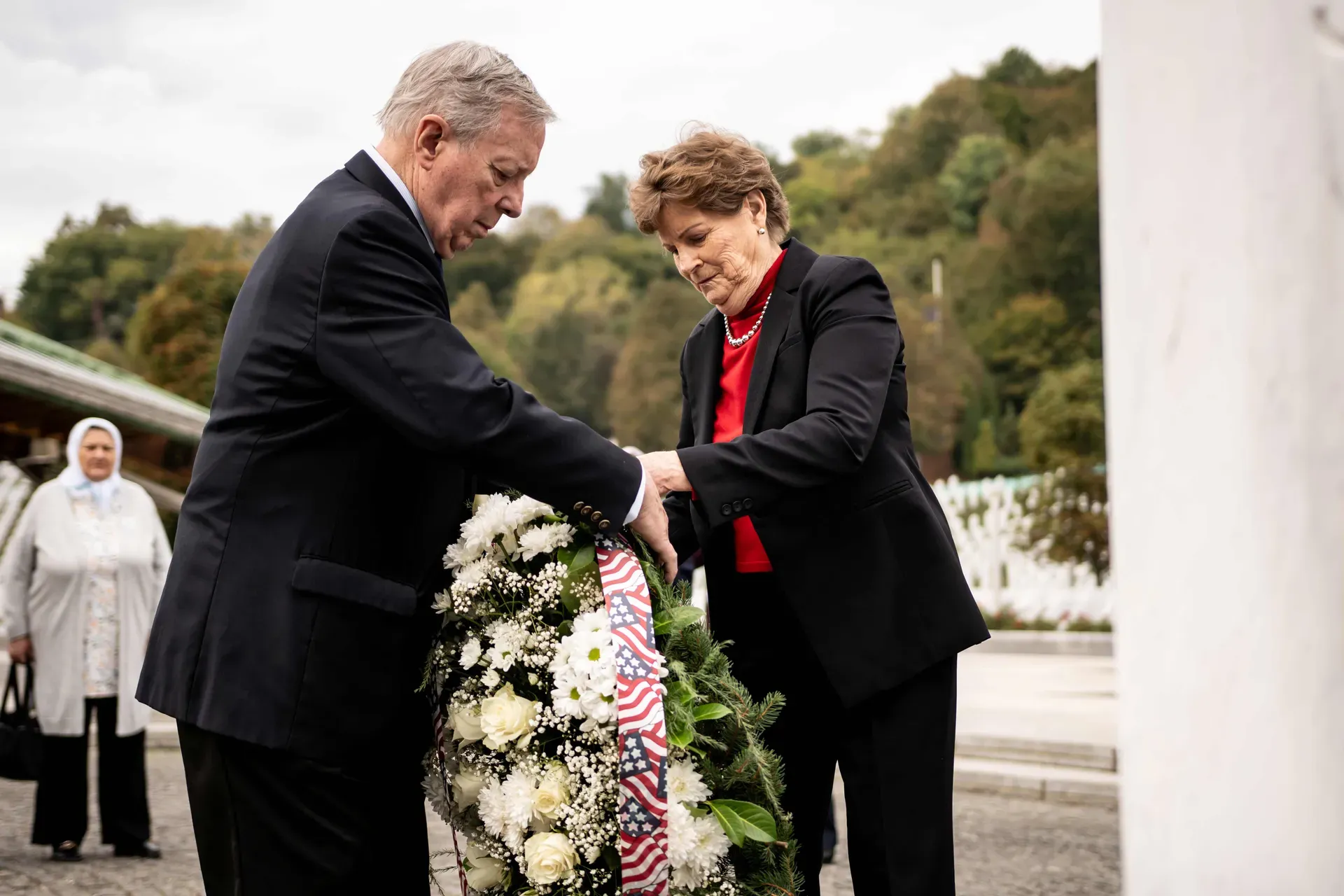 Američki senatori iz Potočara: Važno je ne dozvoliti da uspiju oni koji bi da prekroje historiju