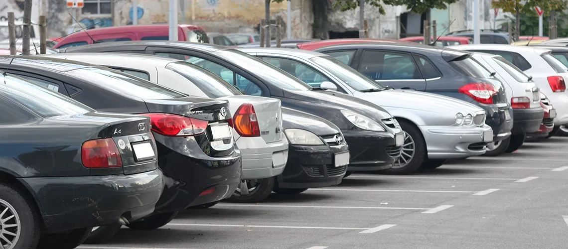 Što joj to treba: Starica u Zagrebu ključem izgrebala pet automobila