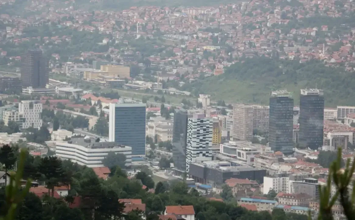 Polen ambrozije u zraku i dalje je prisutan, monitoring u Kantonu Sarajevo ostaje aktivan