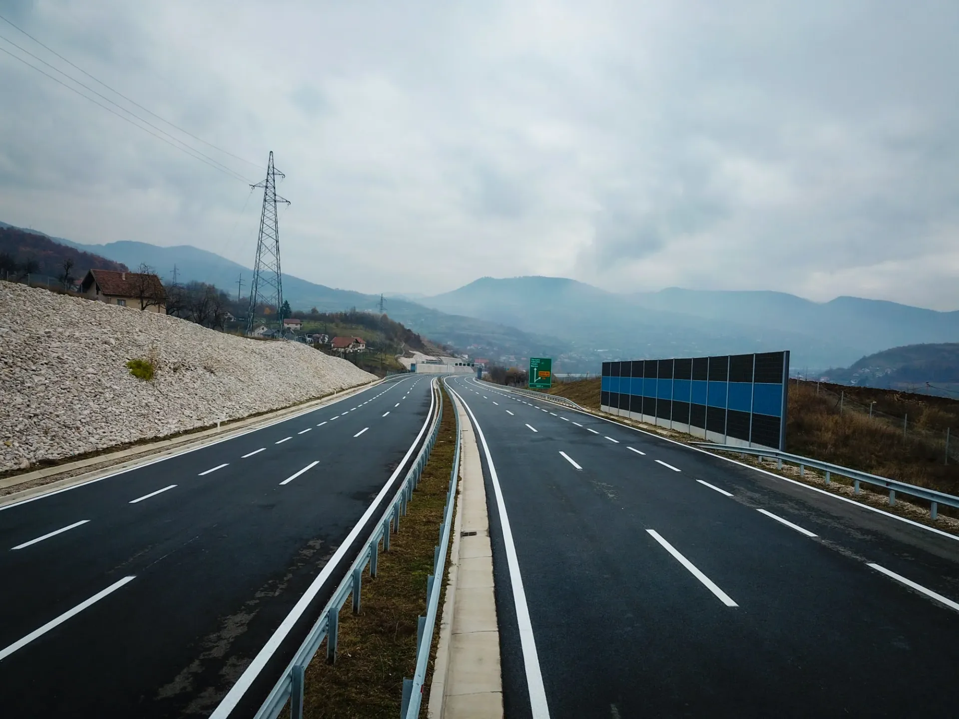 Ceste su mokre i klizave, vozite oprezno i držite odstojanje