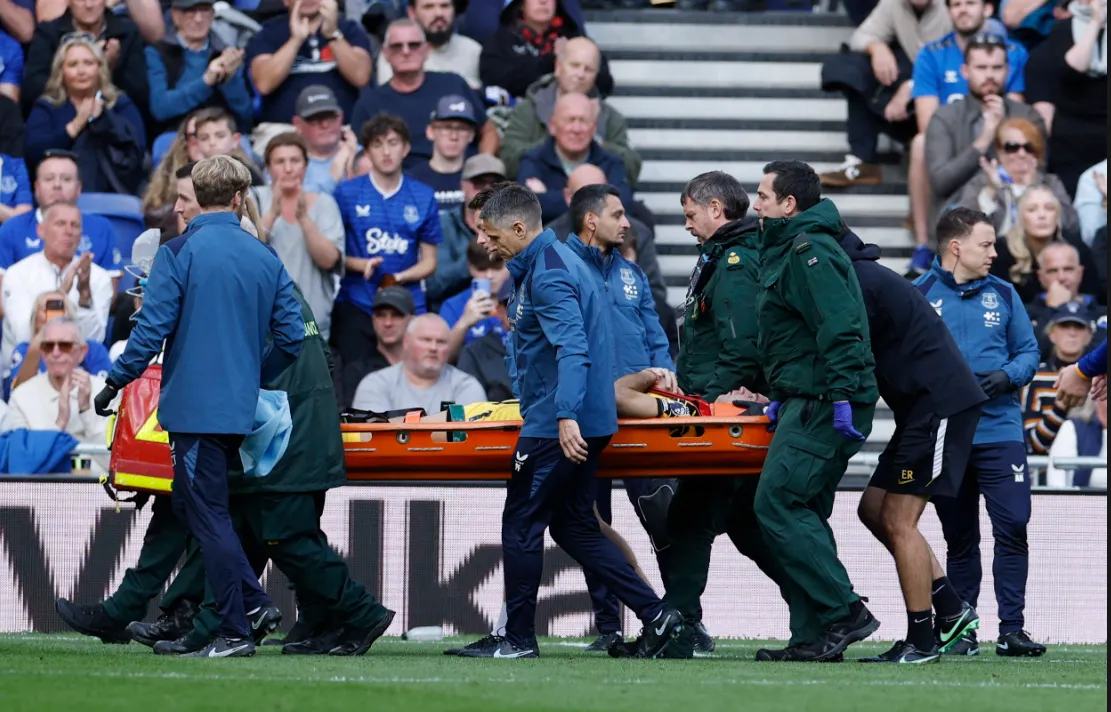 Drama na utakmici Everton - Chelsea: Martinez iznesen s terena, fudbal pao u drugi plan