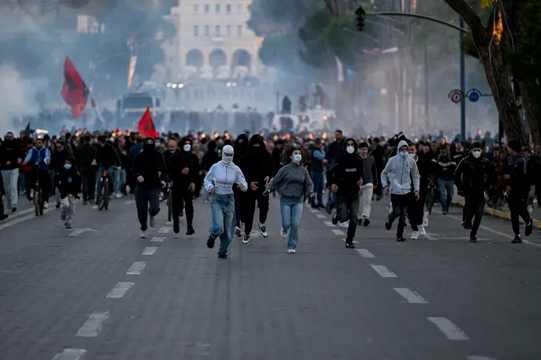 OPASNA RAVNODUŠNOST Gori Tirana, Beograd ruši Vučića, Pariz traži bolje škole, a Sarajevo ni vodu ne traži!?