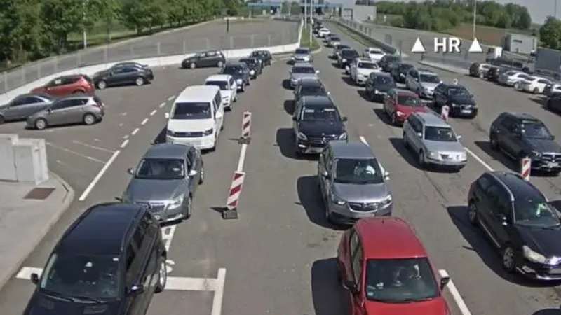Duge kolone na izlazu iz BiH: Pojačan oprez radova na cestama
