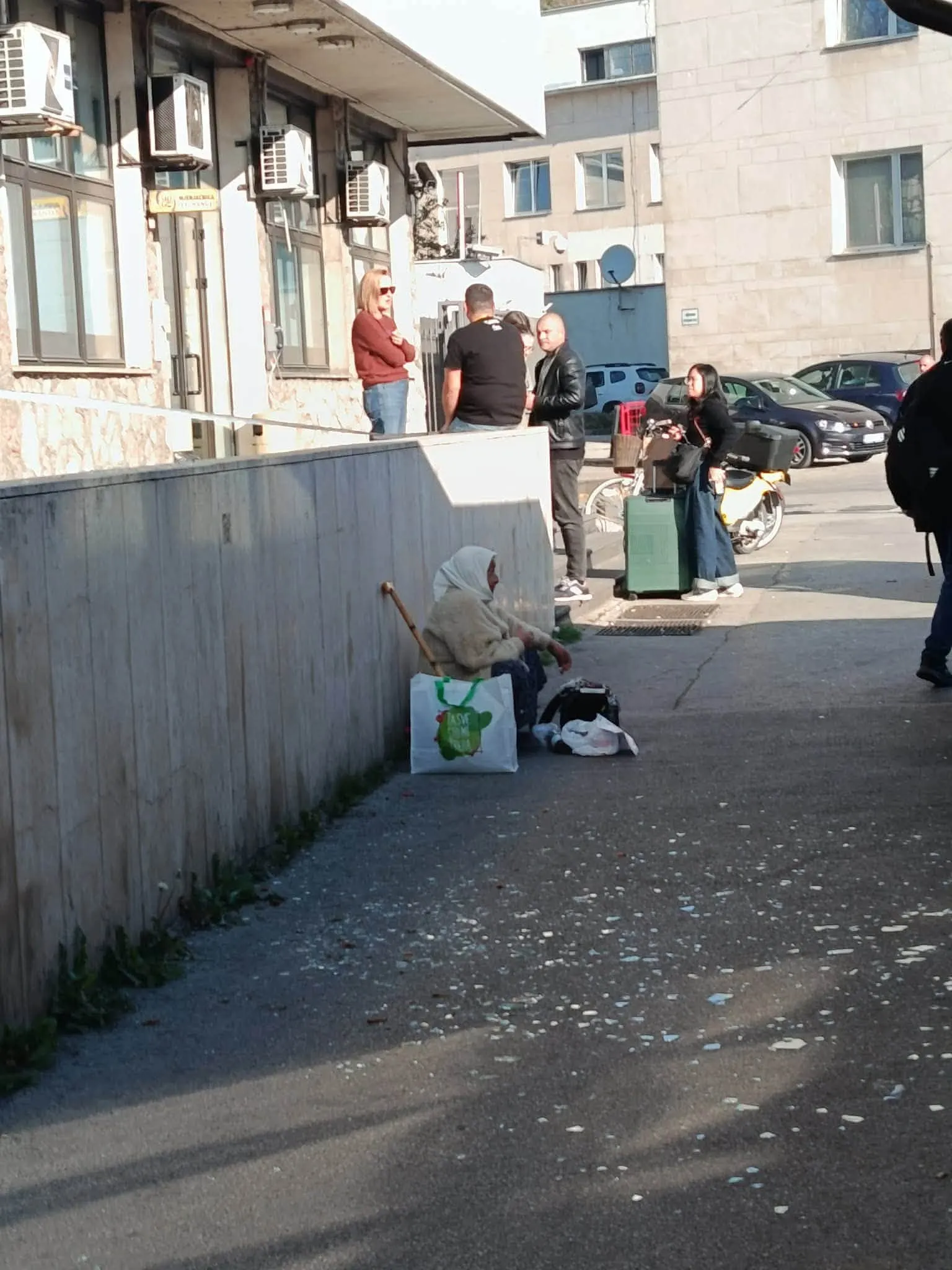 Drama u BH Pošti u Sarajevu: Uposlenik glavom i tijelom razbio stakleni portal, kolege šokirane