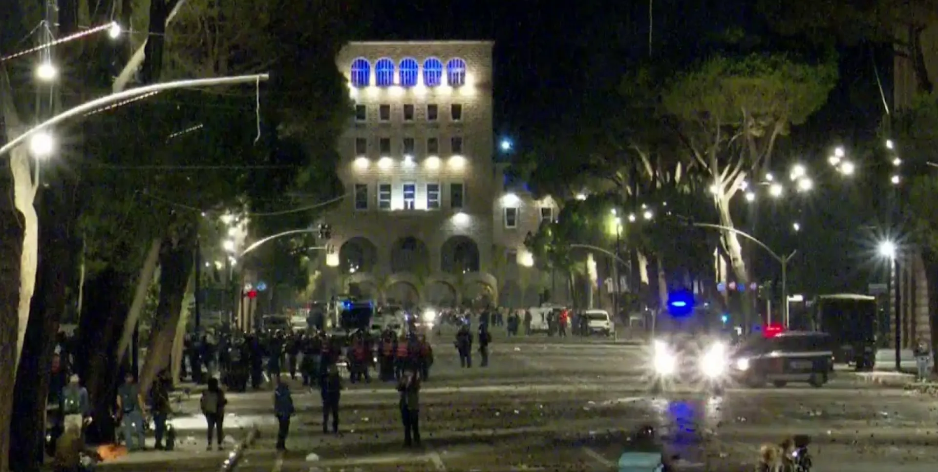 Tirana: Bačen Molotovljev koktel na zgradu Vlade, policija odgovorila suzavcem i vodenim topovima