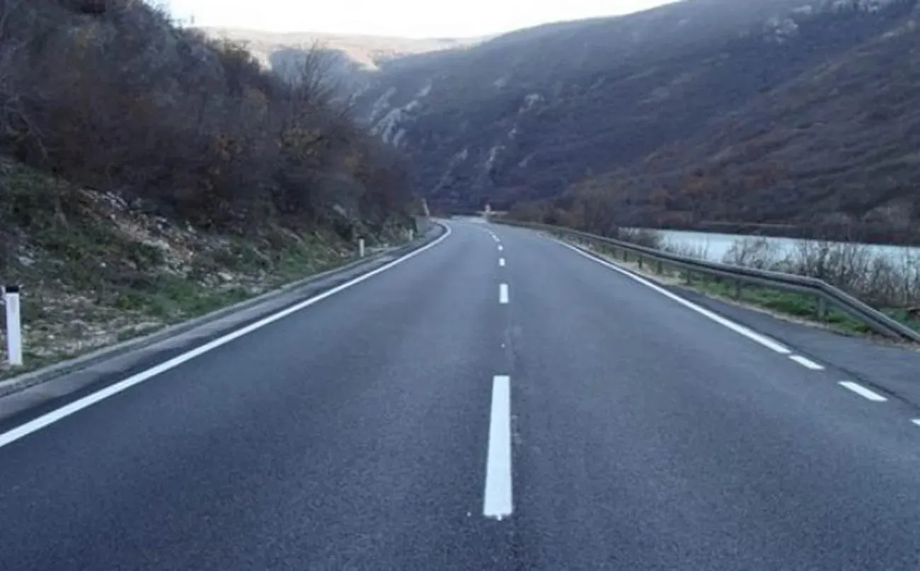 Stanje na cestama: Kiša i radovi usporavaju saobraćaj
