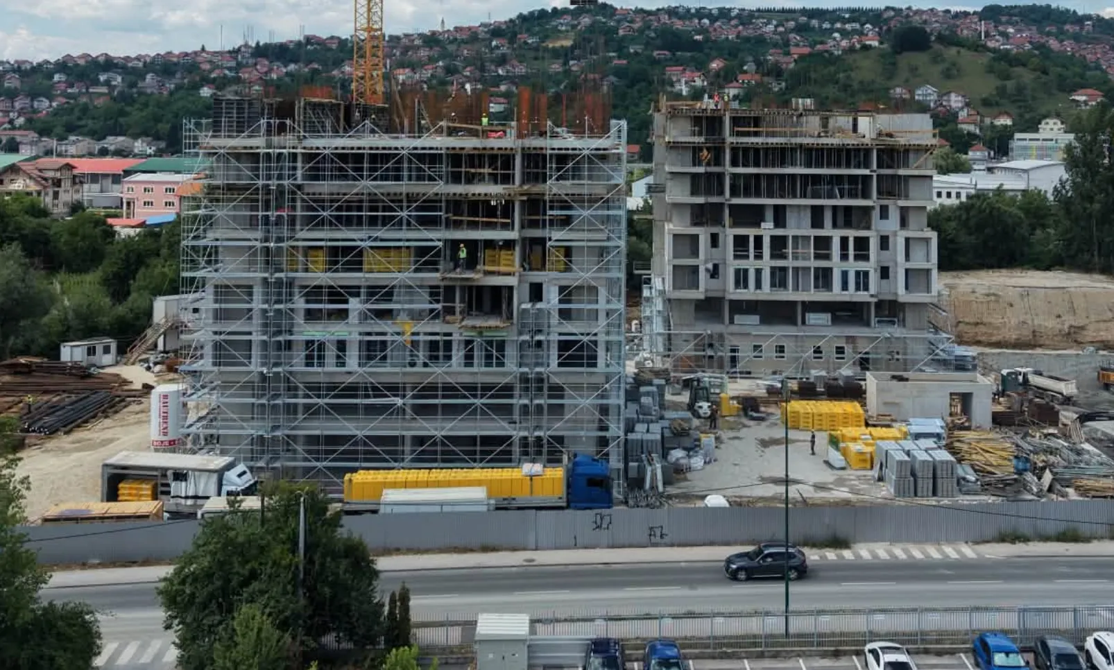 SARAJEVO Nesreća u Halilovićima: Pala oplata sa zgrade u izgradnji, povrijeđene tri osobe, među njima majka i maloljetno dijete