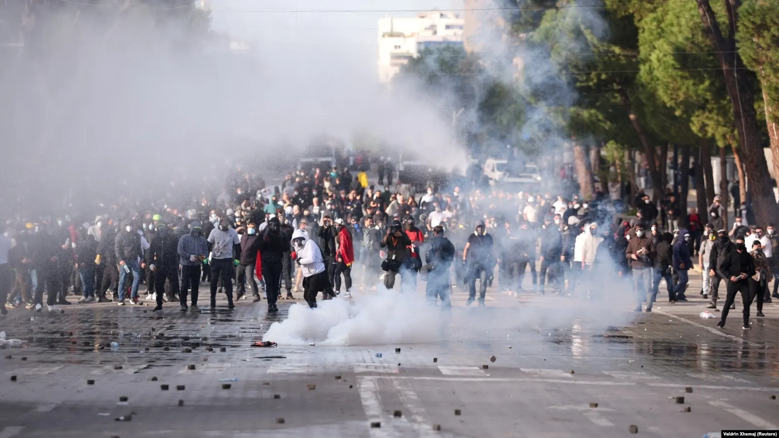 Suzavac i vodeni topovi na protestima u Tirani