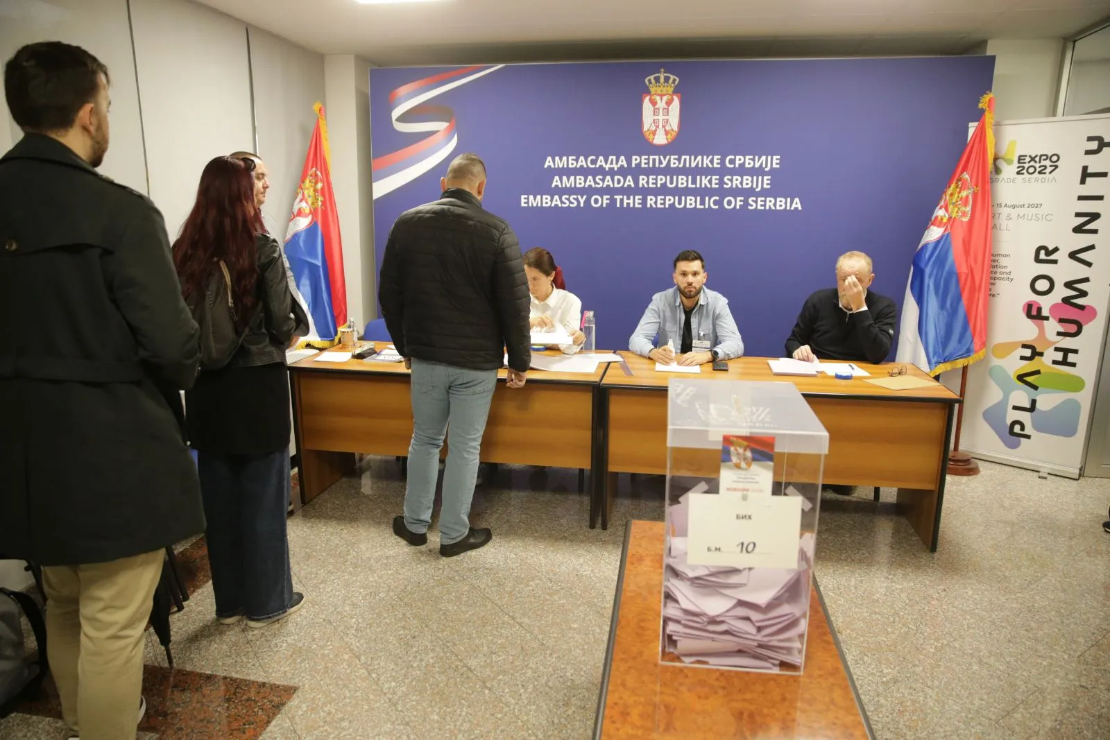 Nezapamćen odziv na izborima u Srbiji: Gužva u Ambasadi u Sarajevu