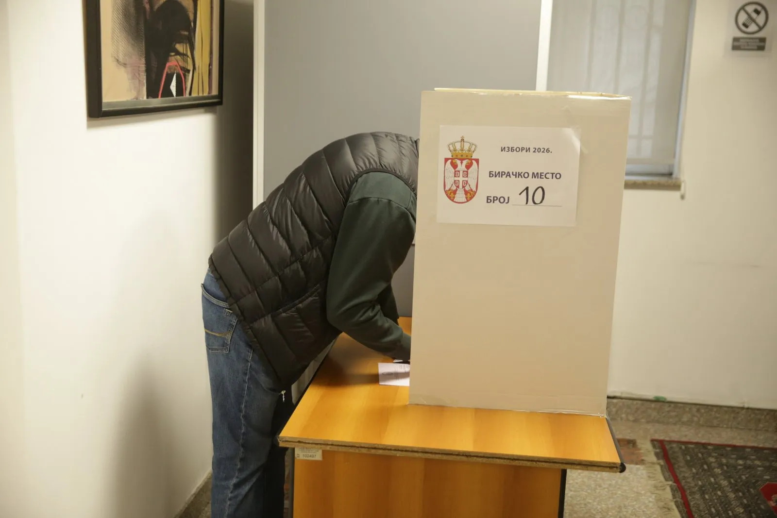Crta: Kršenje tajnosti glasanja i fotografisanje listića rasprostranjeno na izborima u Srbiji