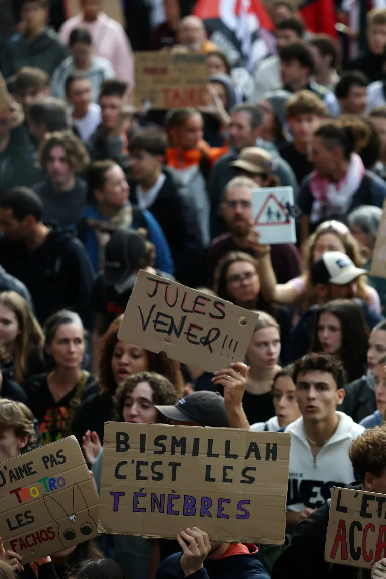 ŠTA SE KRIJE IZA TRANSPARENTA 'Bismillah, c'est les ténèbres': Novi slogan koji mobiliše milione širom Evrope i svijeta