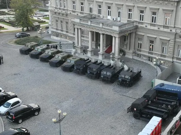 Vozila Žandarmerije za razbijanje demonstracija u centru Beograda