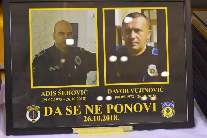 Osma godišnjica ubistva policajaca Adisa Šehovića i Davora Vujinovića, presude još nema