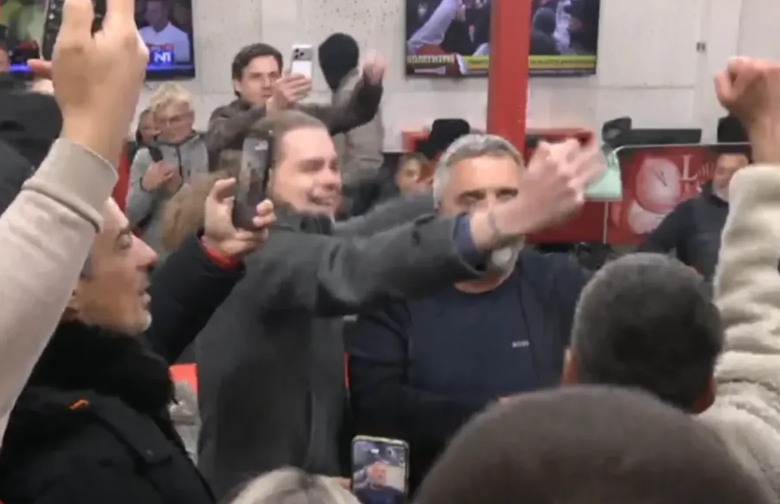Drama u Informeru: Građani upali u redakciju i opkolili urednika Vučićevića