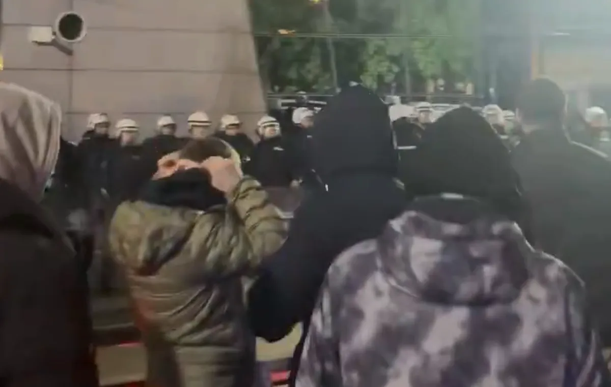 Građani u Beogradu jajima zasuli zgradu TV Pink