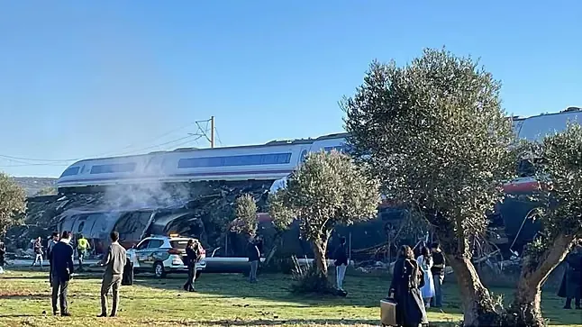 Više od 40 mrtvih u sudaru dva brza voza, dva vagona pala niz nasip