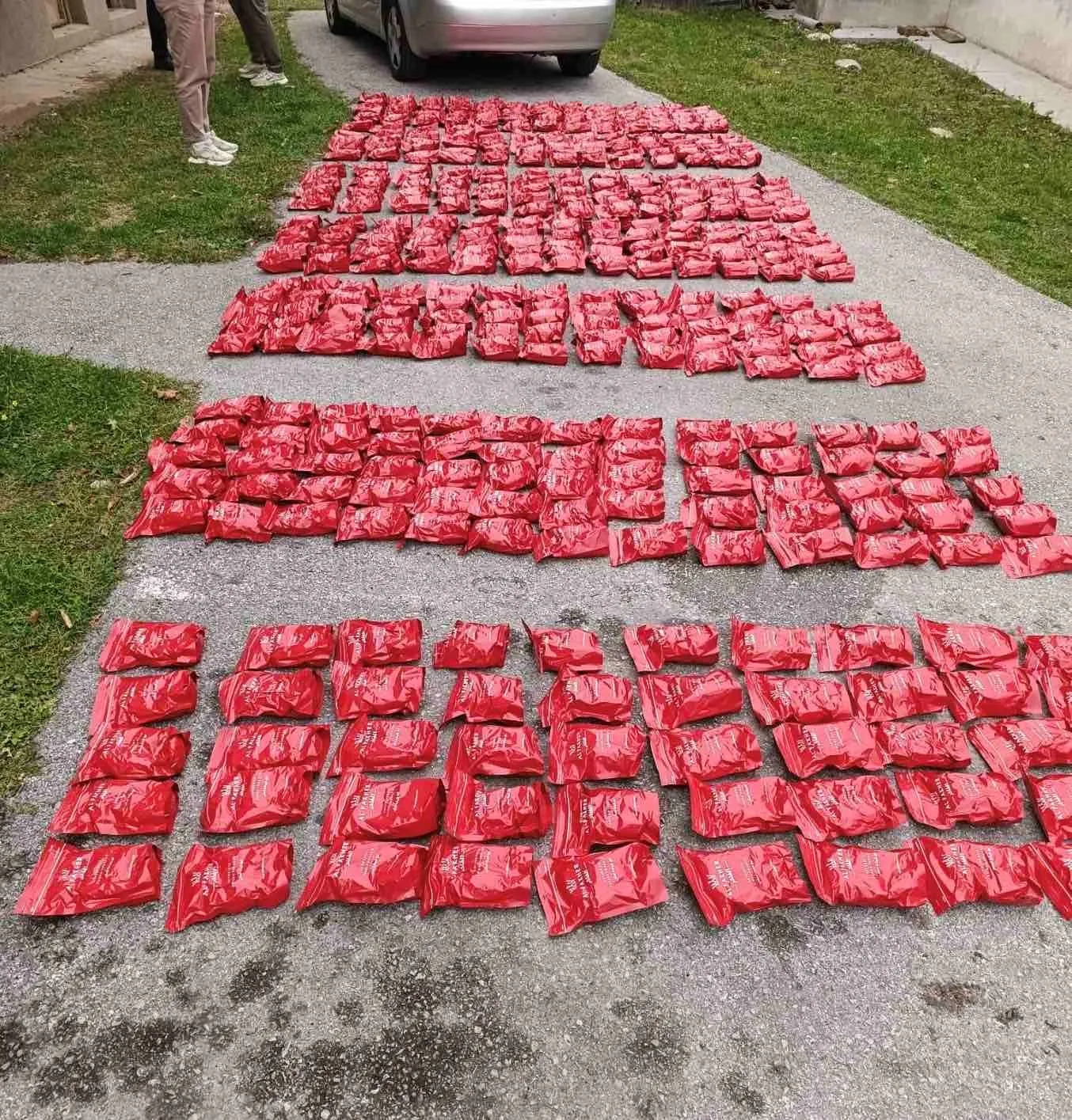 Akcija 'Sting' u Istočnom Sarajevu: Uhapšene tri osobe, zaplijenjeni droga, puška i 446 kilograma duhana