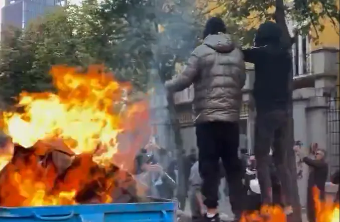 TIRANA U PLAMENU: Novi sukobi demonstranata i policije ispred Vlade Albanije, ima povrijeđenih