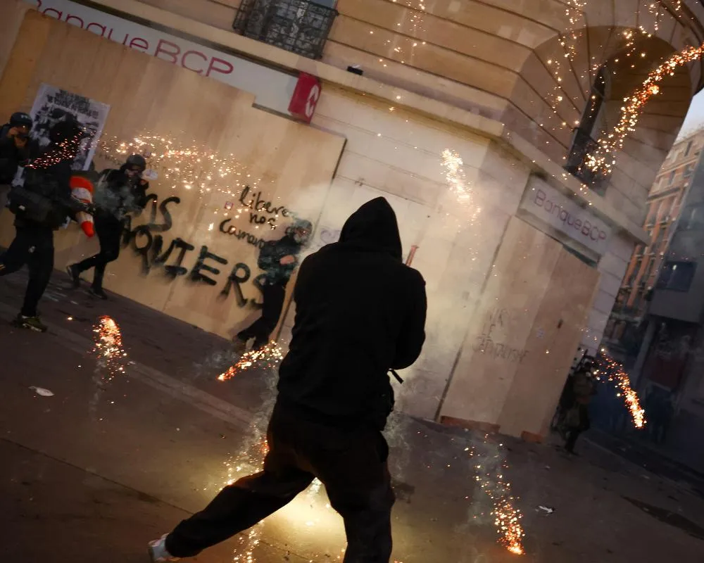U Francuskoj ponovo eskaliralo - žestoki sukobi demonstranata i policije na ulicama Pariza, Lyona i Marseillea