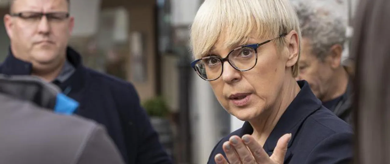 Predsednica nakup mercedesa priznava, toda vse vali na policijo, saj Nataša Pirc Musar ni nikoli nič kriva