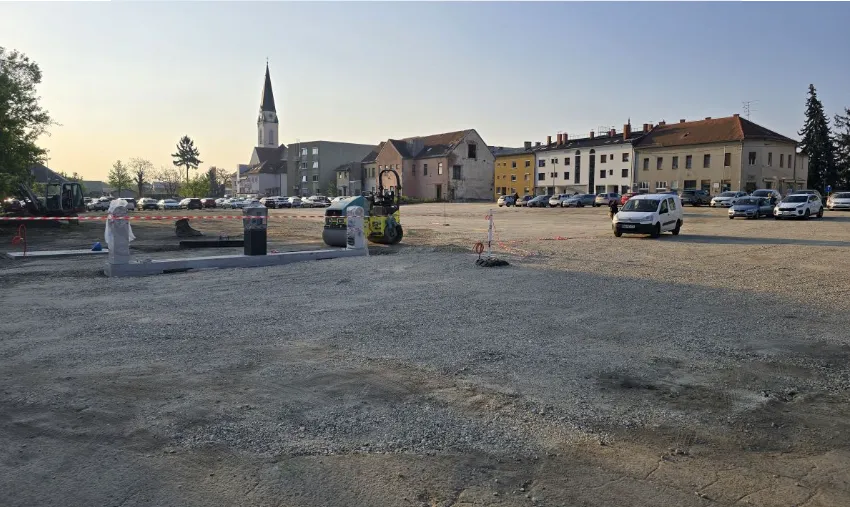 To je zemljišče, kjer hoče Ante Bračič zgraditi "stolpnice", "poslovno stavbo" in "podzemne garaže." (Foto: Posnetek zaslona- Jure Kljajič, Vestnik)
