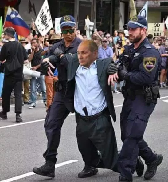 Zakaj je treba Janšo in Goloba takoj aretirati in ju posaditi v preiskovalni zapor? 