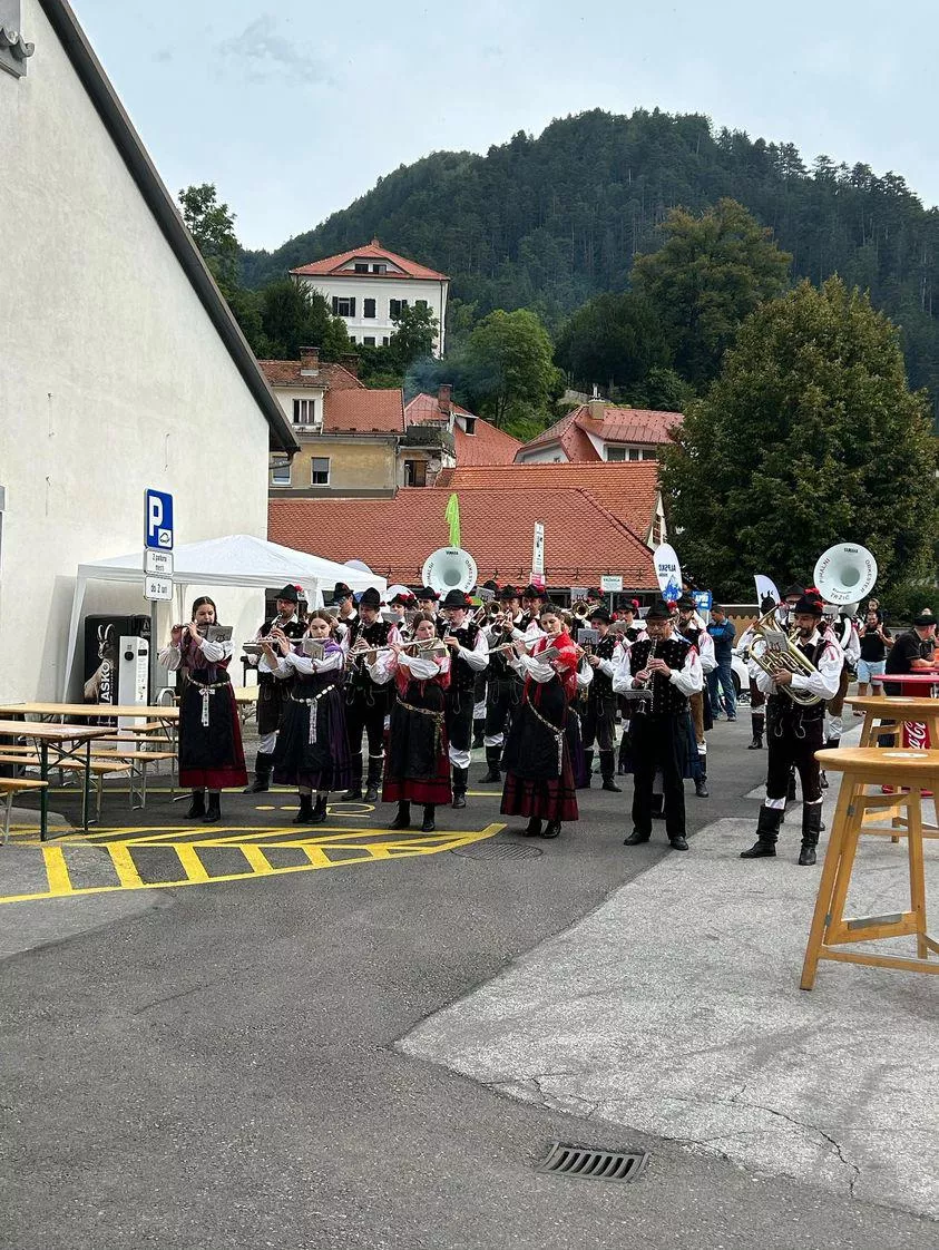 Pihalni orkester Tržič na tradicionalnih Šuštarskih nedeljah nastopa že vse od prve izvedbe leta 1968