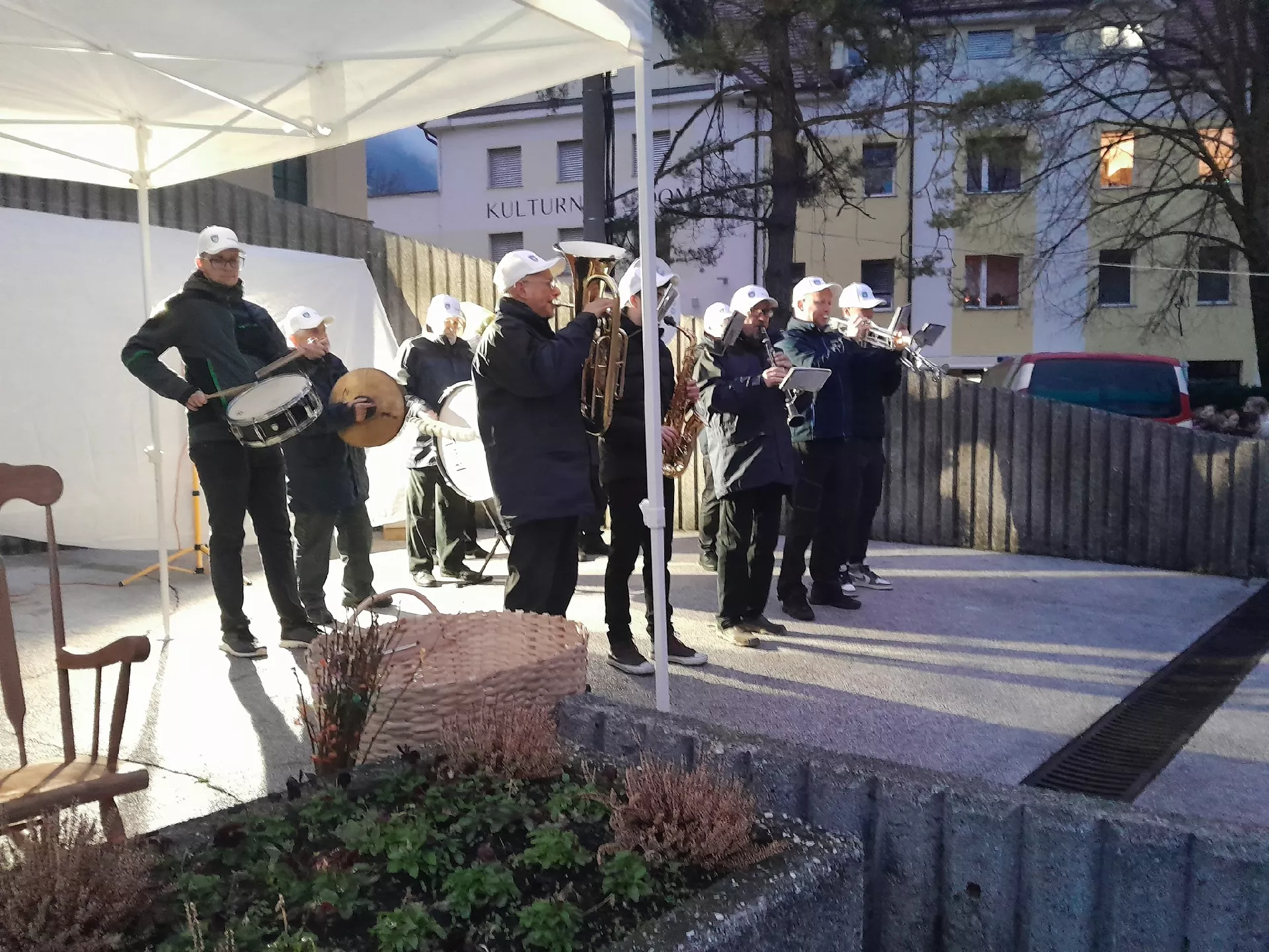 Nastop ob prižigu luči in Miklavževanju na Dolu