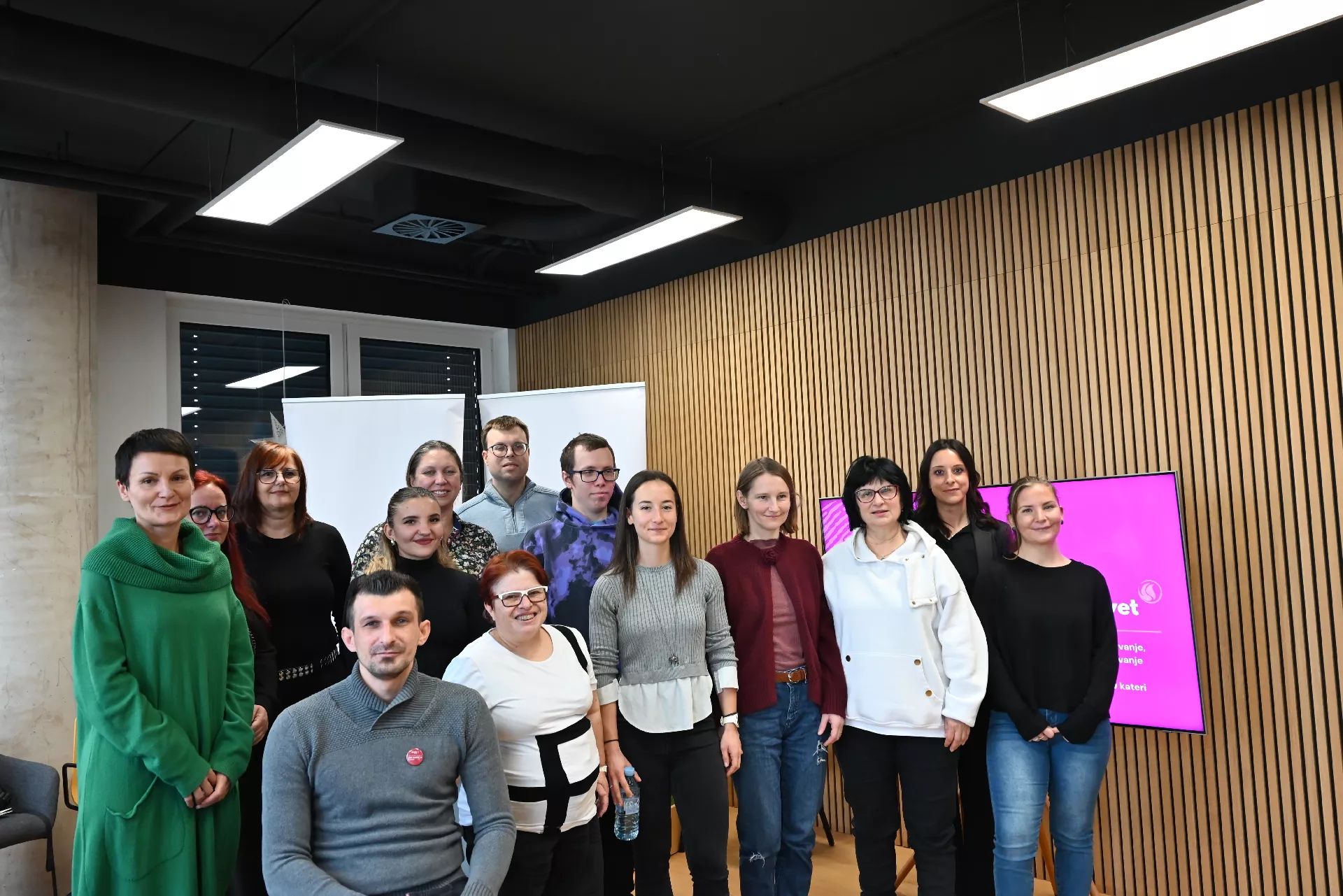 Živa knjižnica vključevanja: Ko osebne zgodbe postanejo most med ljudmi in delovnimi okolji