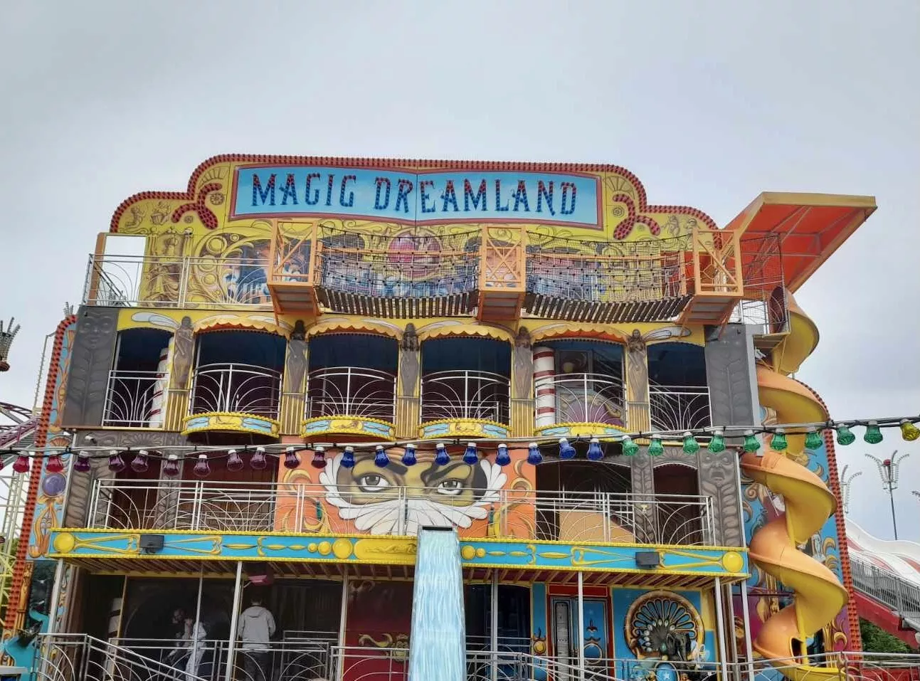 Sobo v instituciji si bom delila z Lukom Mescem in Simonom Maljevcem?