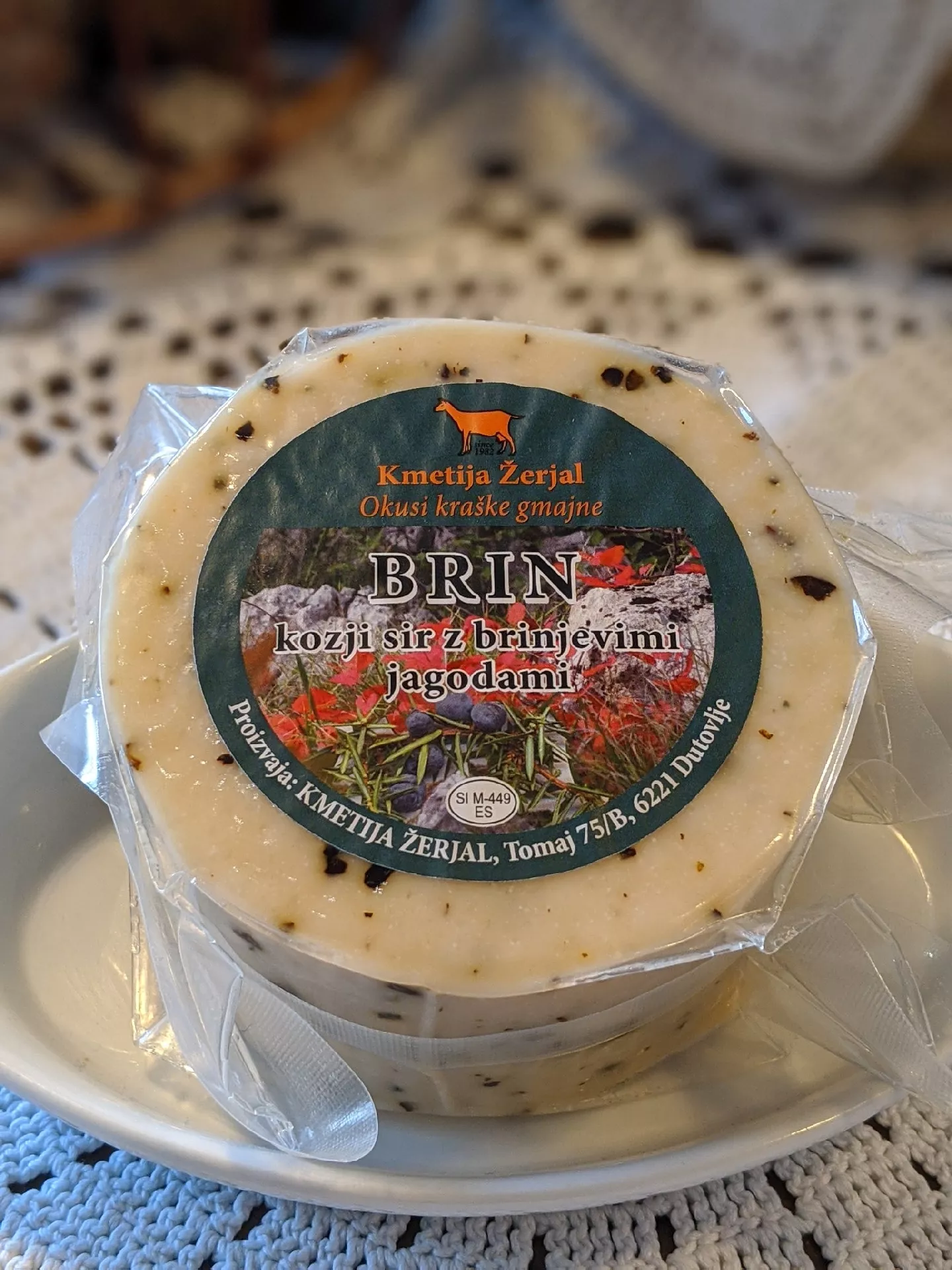 Kozji sir z brinjevimi jagodami 360 g