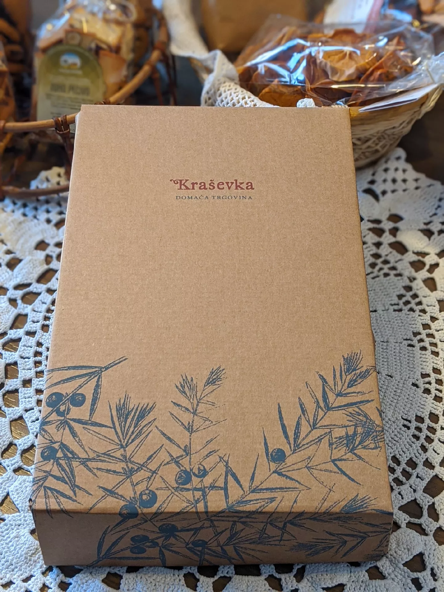 Kraški brinjevec 0,5 l -zaščitena geografska označba-darilno pakiranje - 2