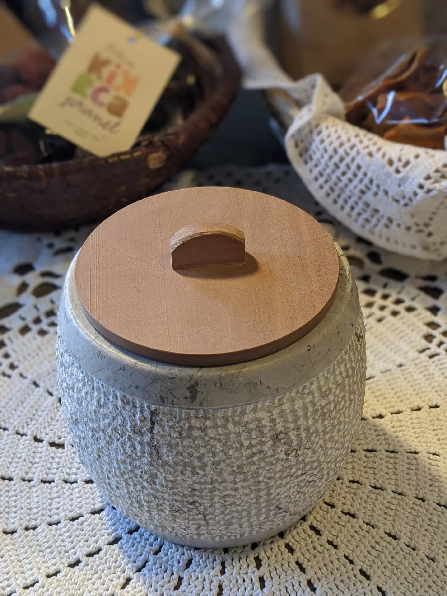 Posodica s pokrovom, večja