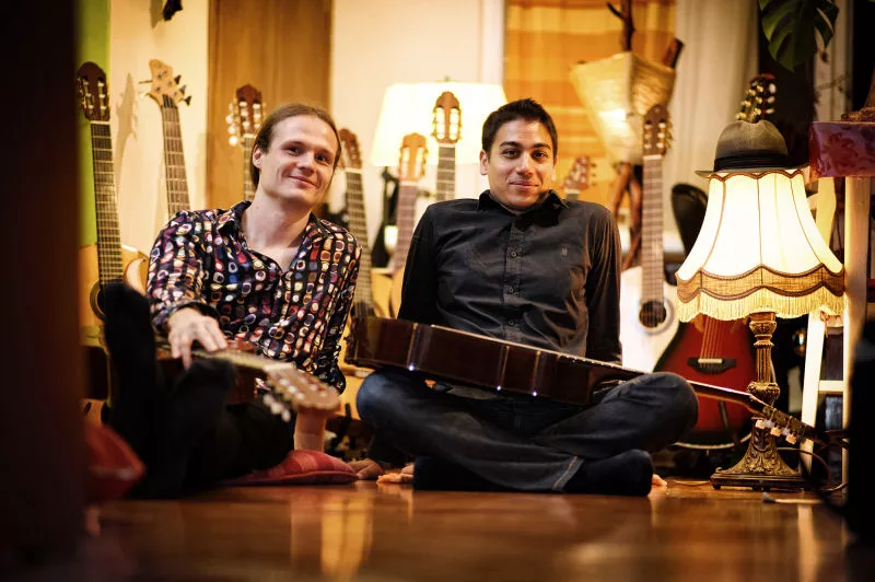 SOZVOČJA SVETA: RAVI SHRESTHA & MIHA PETRIC GUITAR DUO