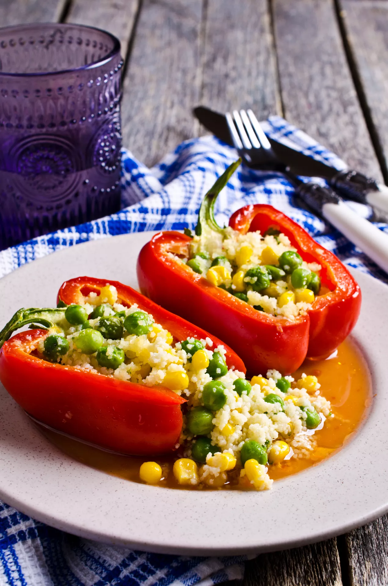 Jed, ki je septembra še aktualna. Polnjene paprike s kuskusom, grahom in koruzo
