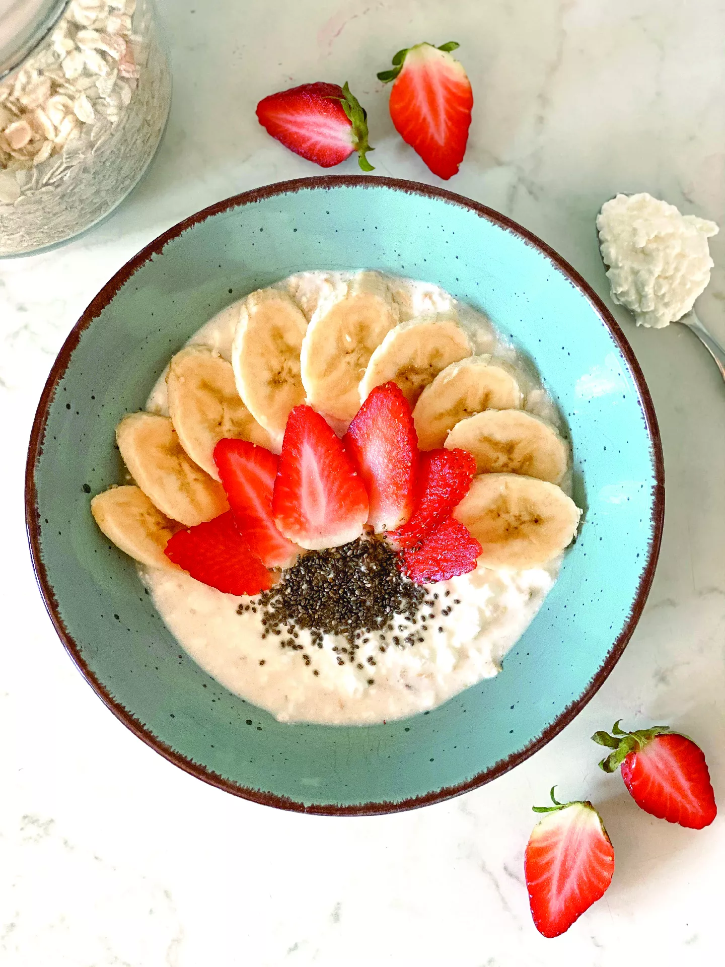 Sirčkova skledica z banano in jagodami 