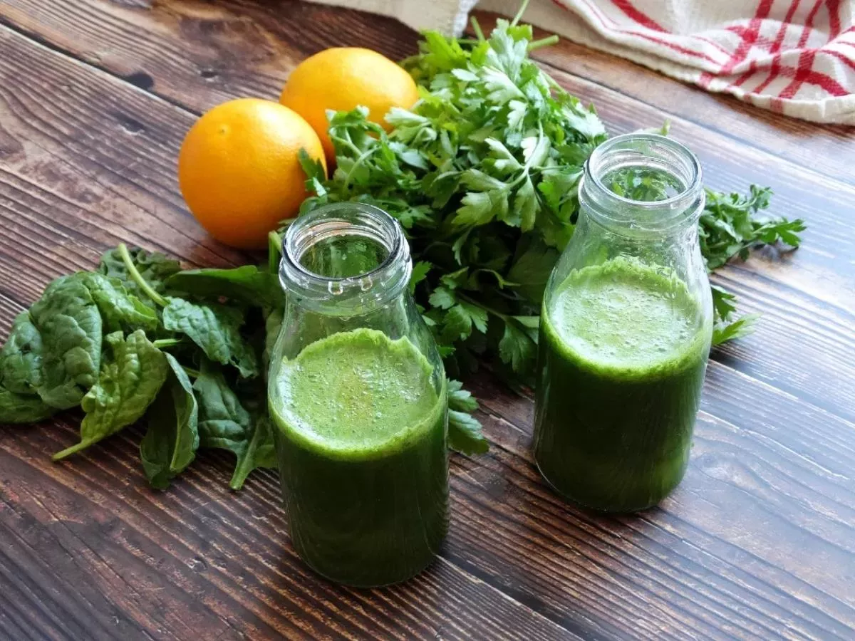 Napitek, ki nevtralizira slab zadah in neprijeten vonj znoja, nog